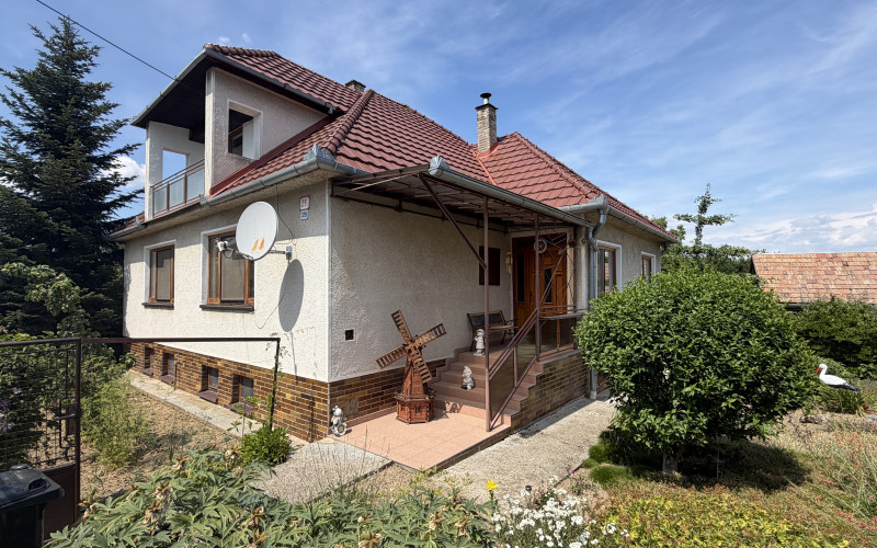 Priestranný rodinný dom s pekným pozemkom v obci Dolný Pial 