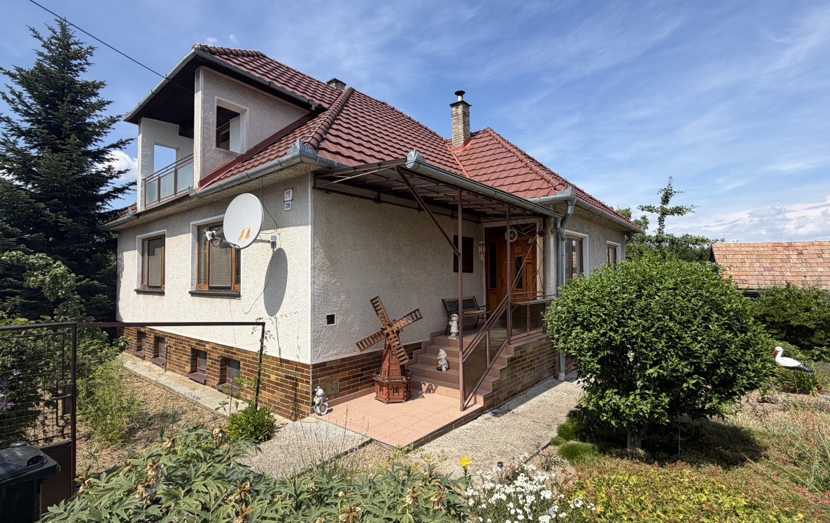 Priestranný rodinný dom s pekným pozemkom v obci Dolný Pial 