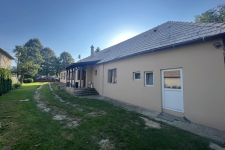 REZERVOVANÉ! Rodinný dom po rekonštrukcii v obci Dolný Pial - IMG_7858_322b02f4d944d825549e7f8537112a4f