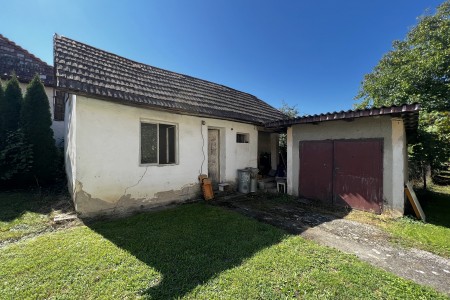 Rodinný dom v Podlužanoch s rozsiahlym pozemkom 2 244m2  - IMG_8748_d36e05da33143a5183bbe668d143dc6c