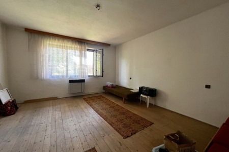 Rodinný dom v Podlužanoch s rozsiahlym pozemkom 2 244m2  - IMG_8750_8df79c07e1af5f3f30dc2b977c059014