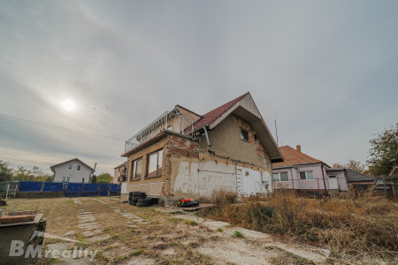Rodinný dom s pozemkom 1 427 m² | Dolný Pial - P1015102-HDR_9b5586fb7effef155ba2b82e1d71ae42