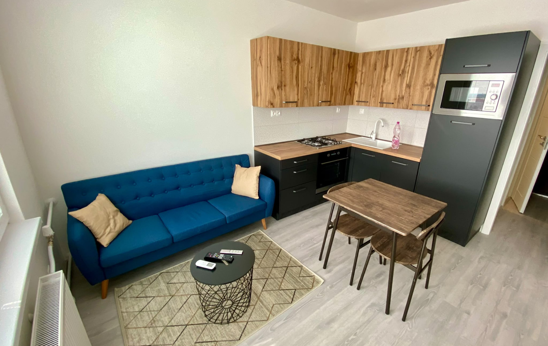 Na prenájom klimatizovaný 1-izbový byt s balkónom, kompletne zariadený