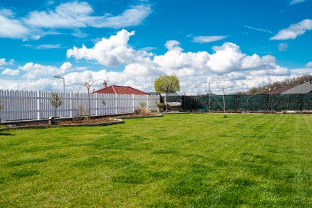 Rodinný dom s bazénom vo vyhľadávanej časti mesta obklopený prírodou - RD-LV-13_f961af74559f59d3ec28c52aa028636e